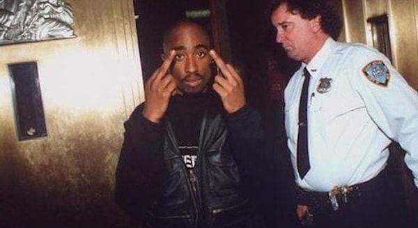 18. Cinsel taciz suçundan tutuklanan Tupac, 1.4 milyon dolarlık kefaletle serbest bırakıldı. (1992)