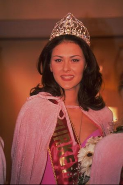 Ayşe Hatun Önal, 1999 yılının Miss Turkey'i seçilmesinin ardından önce uzun yıllar manken olarak, ardından da mükemmel bir müzik tarzının en iddialı ismi olarak hayatımızda kaldı.