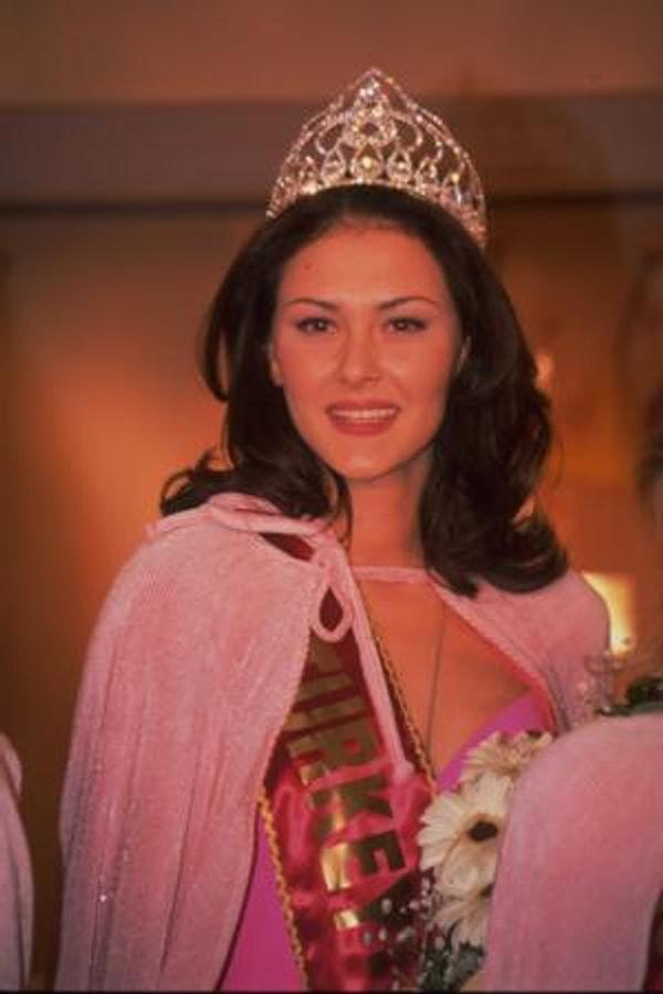 1. Ayşe Hatun Önal, 1999 yılının Miss Turkey'i seçilmesinin ardından önce uzun yıllar manken olarak, ardından da mükemmel bir müzik tarzının en iddialı ismi olarak hayatımızda kaldı.