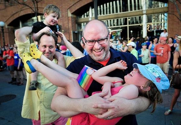 22. Minnesota'da yasallaşan eş cinsel evlilik kararını kutlayan destekçiler: