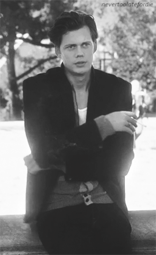 Bakışlarıyla içinizi ısıtacak Bill Skarsgård.