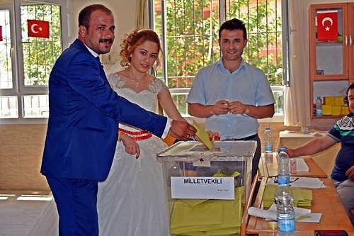Seçim günü evlenen onlarca çift