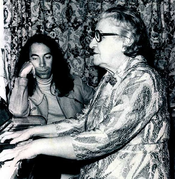 13. Erkin Koray, annesi ve ilk piyano öğretmeni Vehice Koray ile çalışırken
