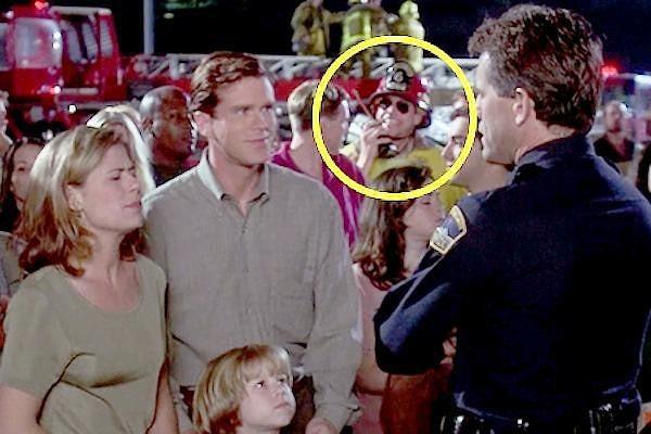 Jim Carey 'Yalancı Yalancı' filmindeki arka plan sahnesinde, itfaiyeci Marshal Bill karakteriyle ikinci kez kameralara yansıyor.