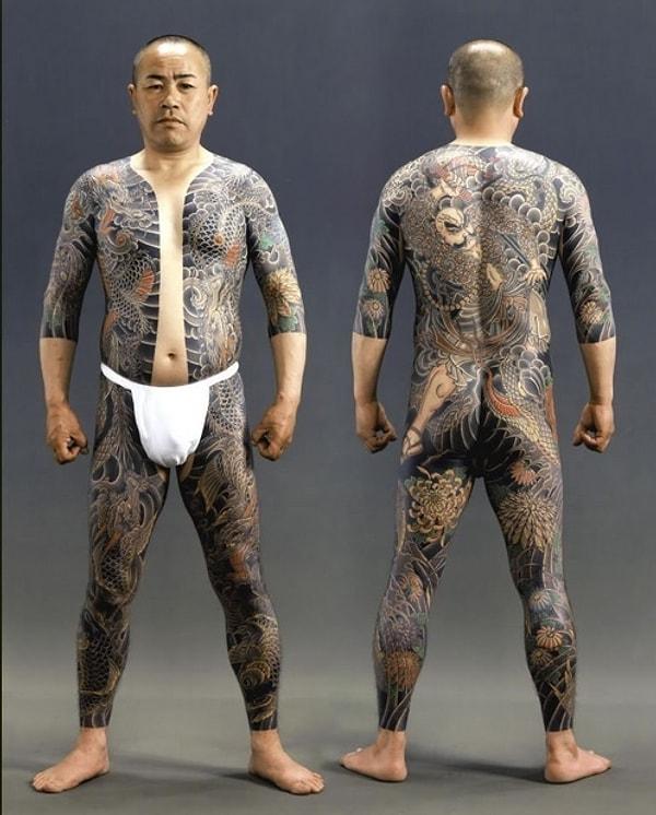 4. Yakuza'ya katılanların öncelikle bağlılık yemini etmeleri ve tüm vücutlarını ve hatta cinsel organlarını bile kaplayan dövmeler yaptırmaları gerekiyor.