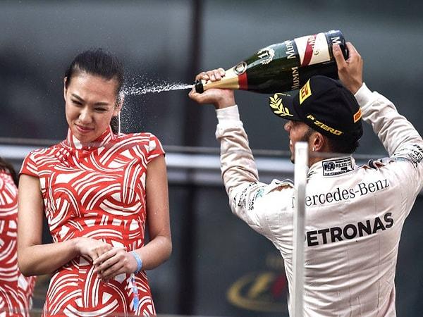 1. Hostesin Lewis Hamilton kadar eğlendiğini kim iddia edebilir ki?
