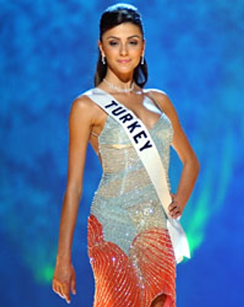 Özge Ulusoy, 2003 yılı güzellik yarışmasını ikinci olarak bitirmiş olsa da, aslında onun için her şey daha yeni başlamış.
