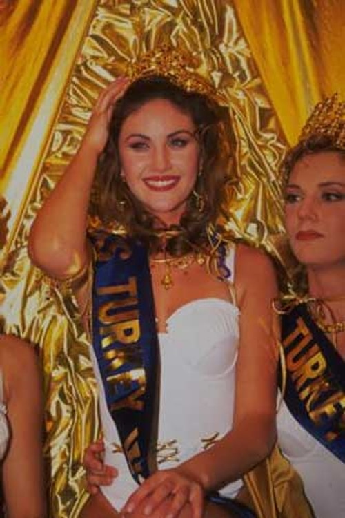1995 yılı güzeli olan Demet Şener, İbrahim Kutluay ile evlendikten sonra podyumlardan da ekranlardan da biraz uzak kalmayı tercih etmiştir.