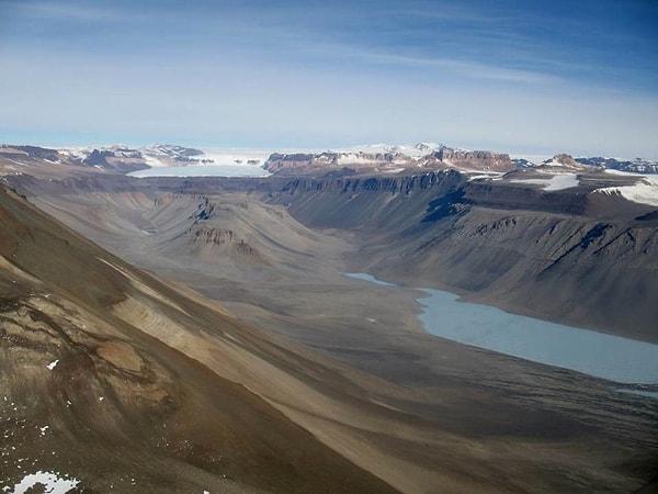 1. Dünya’nın en kuru bölgesi, Antarktika kıtasındaki “Kuru Vadi”dir, buraya yaklaşık 2 milyon yıldır yağmur düşmemiştir.