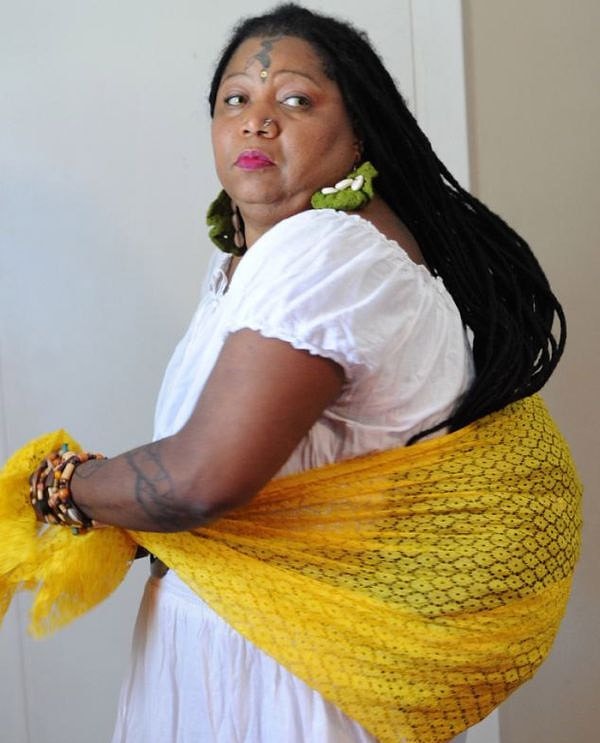 Иногда Аше приходится привязывать свои волосы вот таким образом, чтобы выйти на улицу.