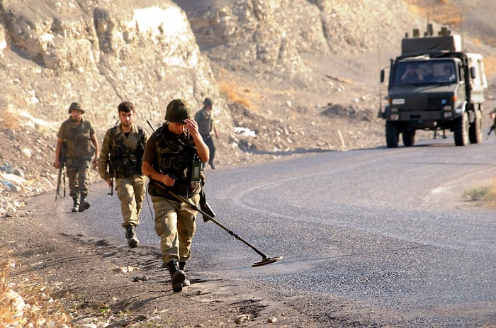 Siirt'te Askeri Konvoya Taciz Ateşi