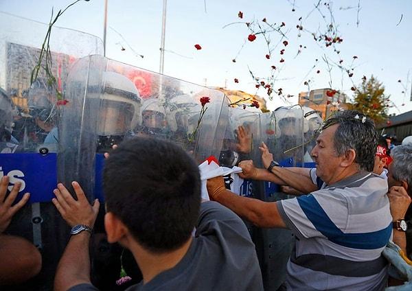 13. Protestocular Polise Karanfil Atarken - Türkiye İstanbul 2013