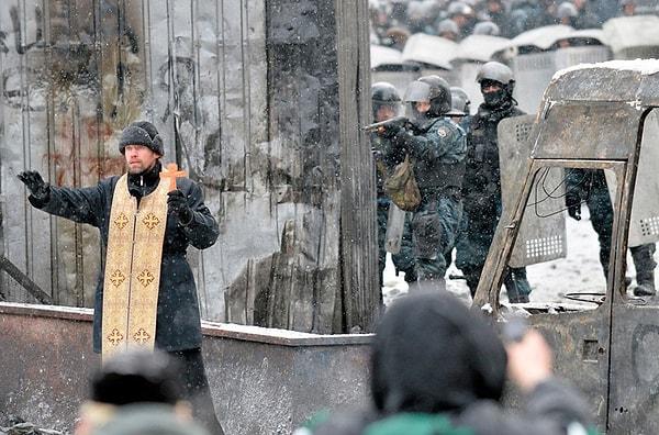 18. Polis ve Eylemciler Arasındaki Çatışmayı Engellemeye Çalışan Ortodoks Rahip - Ukrayna Kiev, 2014
