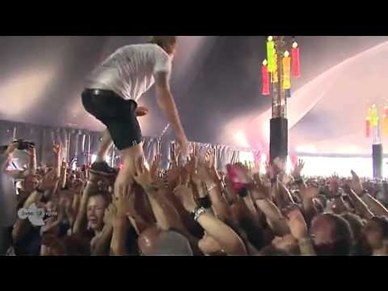 Kendine Fırlatılan İçkiyi Havada Yakalayıp İçen Şarkıcı