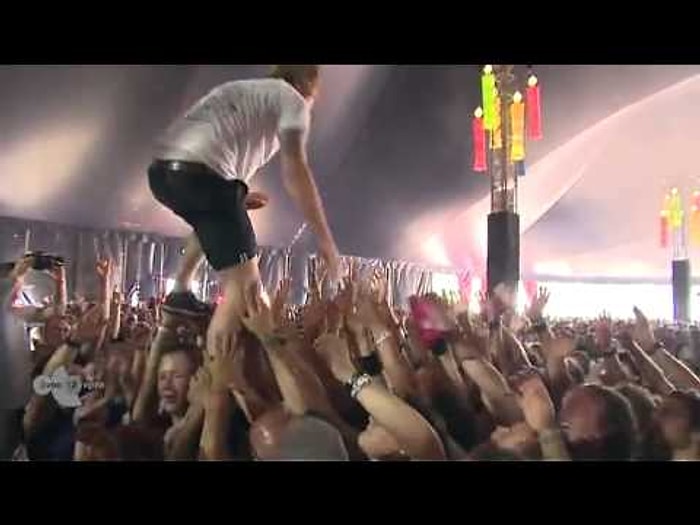 Kendine Fırlatılan İçkiyi Havada Yakalayıp İçen Şarkıcı