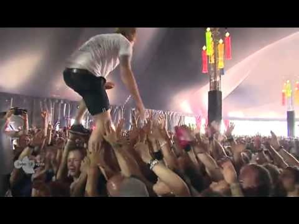 Kendine Fırlatılan İçkiyi Havada Yakalayıp İçen Şarkıcı