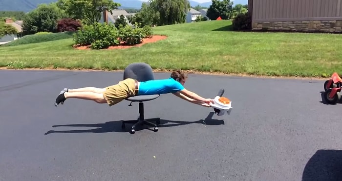 Ofis Koltuğu ve Yaprak Üfleme Makinesi ile İşsizliğin Dibine Vuran Adam