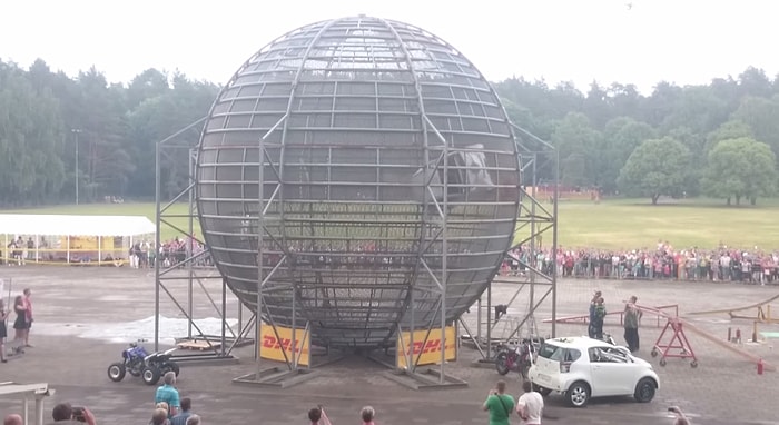 Dünyanın En Büyük Kafesinde Arabayla Yer Çekimine Meydan Okumak