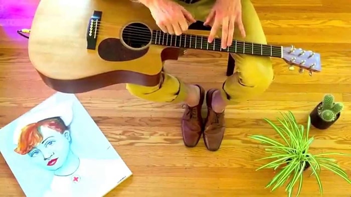 Gitar Çalmaya Yeni Bir Soluk Getirip, Süper Tarzıyla Kulakların Pasını Silen Sanatçı