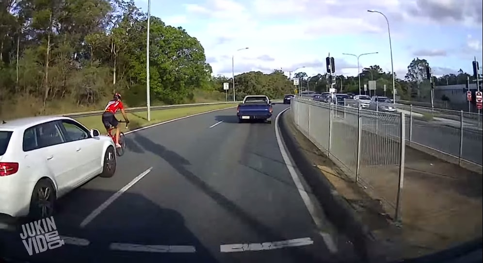 Arabasıyla Bisiklet Sürücüsüne Göz Göre Göre Çarpan Şoför