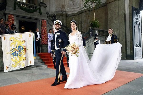 Prens kraliyet üniforması giyerken, Sofia sade bir gelinlik tercih etti.