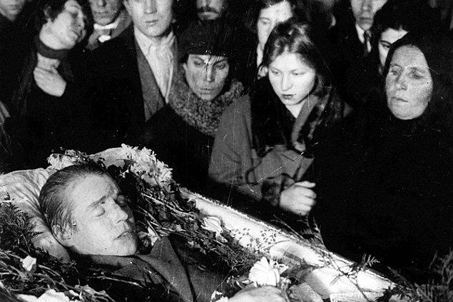 Dostuna Elveda Ederek Ölüm: Sergei Yesenin (1895-1925)