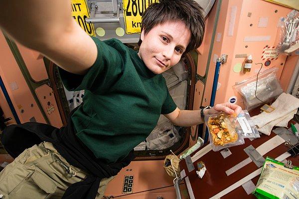 Kendisi ISS'deki görevi sebebiyle; 199 gün, 16 saat, 42 dakika çalışarak, uzayda en uzun süre kalan kadın astronot rekorunu kırdı!
