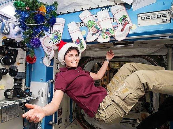 Astronotların kapsül içinde nasıl yemek yediği, uyuduğu, tuvalet ihtiyaçlarını nasıl giderdiği gibi herkes için merak edilen konuları hazırladığı videolar ile detaylı bir şekilde anlatıyor.