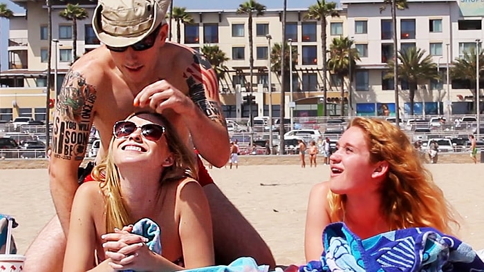 En Büyük Silahı Güneş Kremi Olan Adam Plajlarda Kız Tavlamaya Devam Ediyor