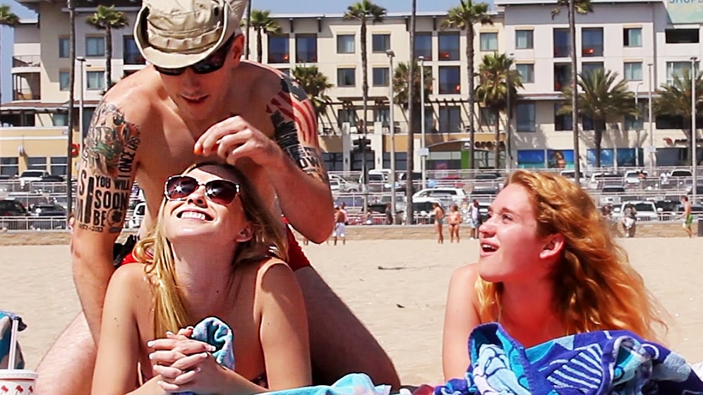 En Büyük Silahı Güneş Kremi Olan Adam Plajlarda Kız Tavlamaya Devam Ediyor