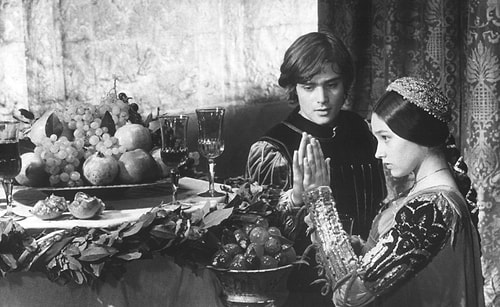 Romeo aşkı için adam öldürmüştür, Mecnun kendini öldürmüştür.