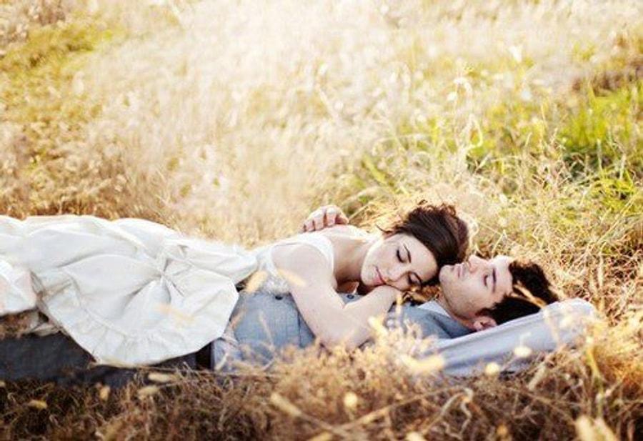 Девушка т мужа. Страсть на природе. Пара на лугу. Парень и девушка лежат на траве. Влюбленные на траве.