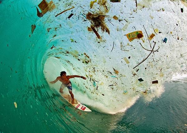 18. Endonezya Java adasında denizde bulunan çöpler ve atıklar.