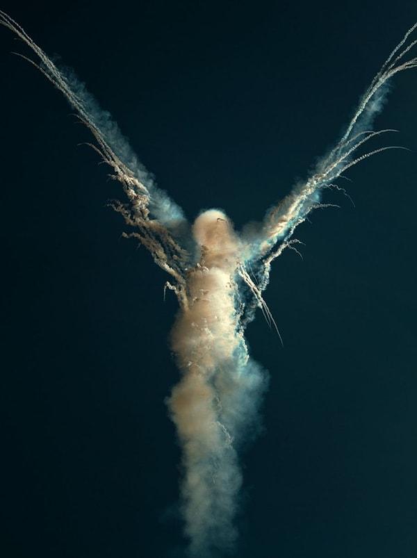 10. Gökyüzünde beliren bu melek figürü, Rus Hava Kuvvetleri'nin bir marifeti. İnanılmaz değil mi?