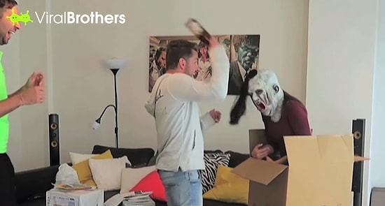 Sevimsiz Bir Şekilde Korkutulan Adamın Şaka İçinde Şakaya Kurban Edilmesi