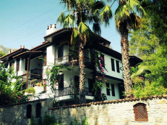 Kasaba, Nail Çakırhan tarafından tasarlanan meşhur Muğla tarzı ahşap ağırlıklı evlerle bezeli.