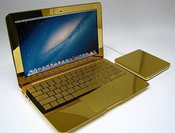 10. 24 Ayar Altın MacBook - 30.000$