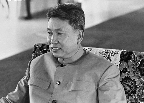 1963 yılında devrimci benliği ve ismi olan Pol Pot'u benimsedi ve gelecek 12 yılını 1960 yılında kurulan Kamboçya Komünist Parti'sini büyütmek ile geçirdi.