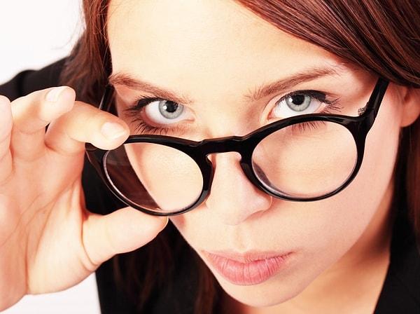 5. Erkeklerin bir kadında ilk baktığı yer çoğunlukla gözlerdir, gözlük bu güzelliğin altını çizen bir unsur olarak karşımıza çıkıyor.