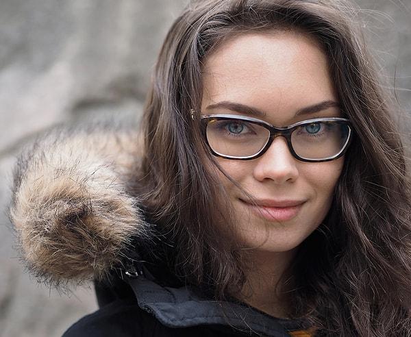 20. Gözlük kadına profesyonel, açık, sade, anlaşılır bir imaj kazandırıyor.