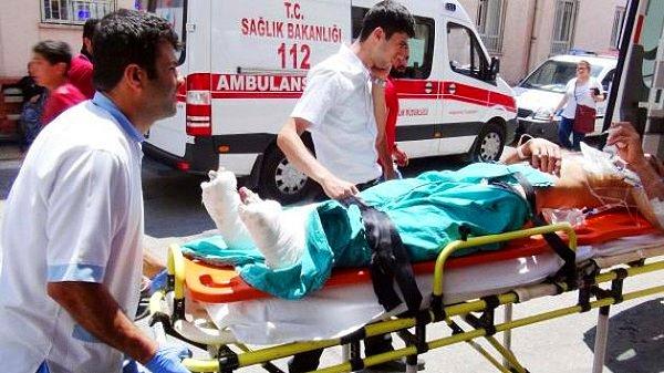 Gaziantep’te ise Hüseyin Kudar, çalıştığı tekstil fabrikasındaki makinenin dişlileri arasında sıkışarak yaralandı.