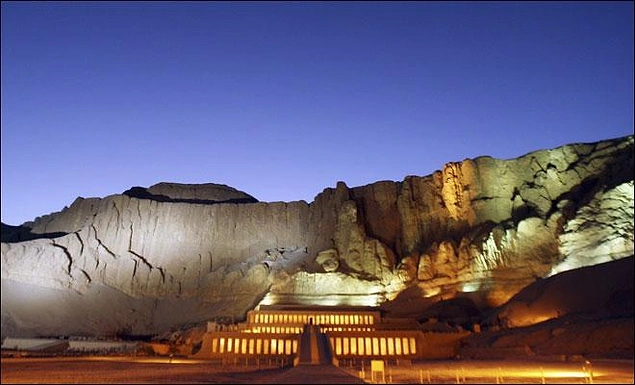 9. Hatşepsut ''İntikamım her an gelebilir, bekleyin!'' diyerek tahtı bıraktı