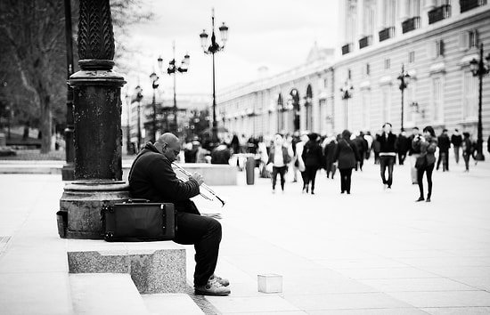 Michel Foucault'dan 17 Alıntıyla Kalabalıklar İçinde İnsan Olmak