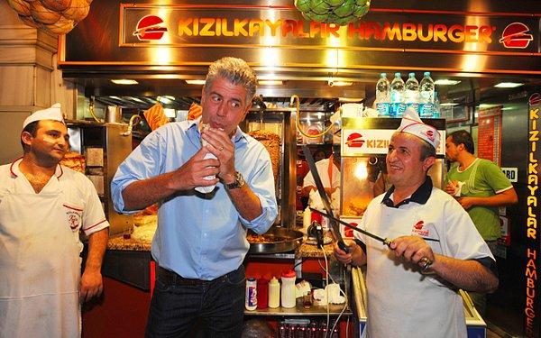 "No Reservations"ın İstanbul bölümünde kebapları, işkembeyi ve ıslak hamburgeri affetmemiştir