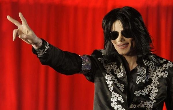 34. Tarihler 25 Haziran 2009'u gösterdiğinde, yerel saat 14.26'da Michael Jackson kalp durması sonucu Los Angeles'ta hayata veda etti.