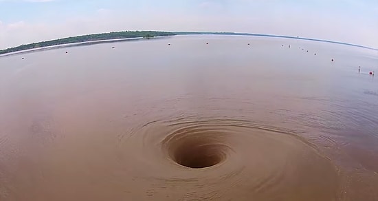 Göl İçinde Oluşan İnanılmaz Girdabın Ürkütücü Görüntüsü