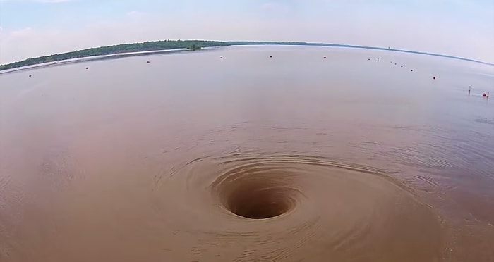 Göl İçinde Oluşan İnanılmaz Girdabın Ürkütücü Görüntüsü