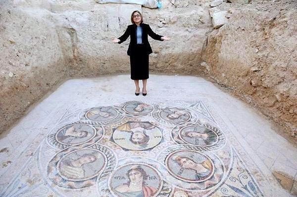 7. 2000 yıllık mozaiklerin üstüne basıp poz veren Fatma Şahin ve kurmayları