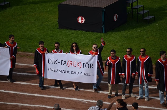 28. Mezunlar şenliklerin iptalinden dolayı rektöre tepkili