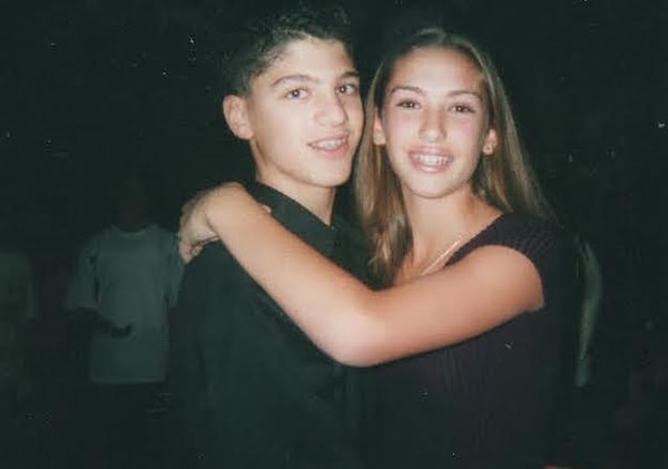 Сэм Маккароун (Sam Maccarone) и Джессика Бeрзичелли (Jessica Burzichelli) познакомились, когда им было по 10 лет. Их любовь продолжается по сей день.